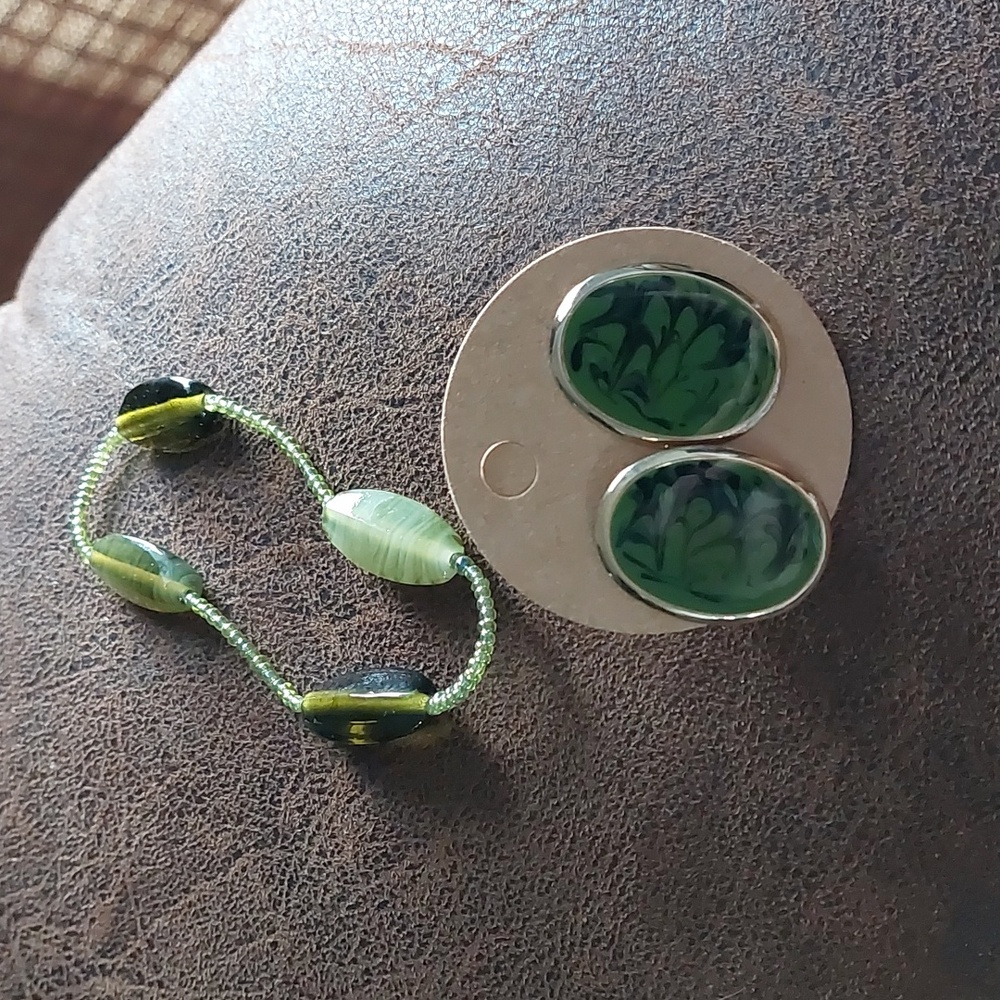 Green earrings & bracelet set NWOT